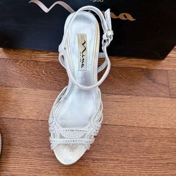 Nina Women's Flirty-Fly Silver Reflect Heels size 6 - Picture 2 of 7